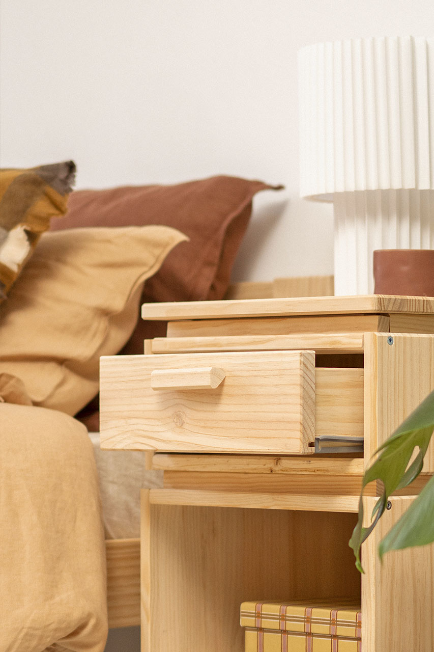 Imagen de ambiente 3 para:Mesilla de noche de madera maciza de pino